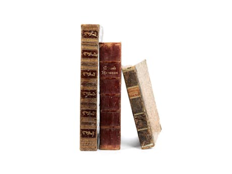 Drei Bucheinbände mit innen montierten Gipsabdrücken von Spielsteinen